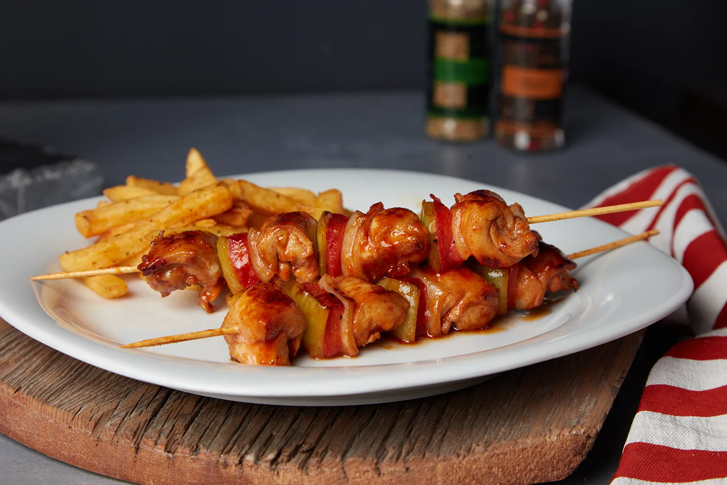 Yakından görünen bir tavuk şiş barbekü soslu ve parlıyor.