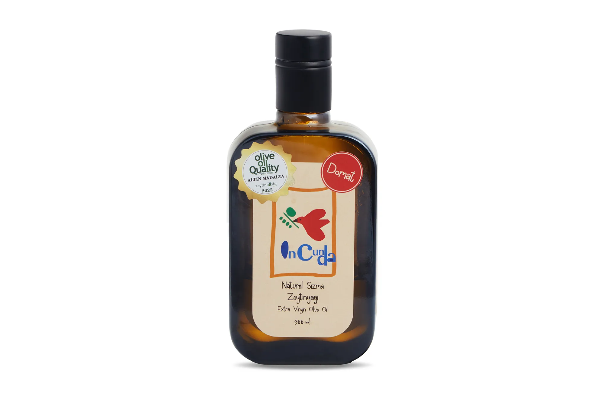 Zeytin yağı şişesi, beyaz fonda ürün çekimi.